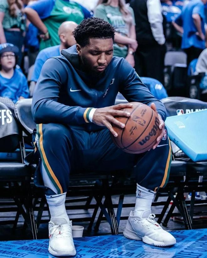 有惊无险，小麦和孔蒂所乘飞机警告灯误报导致飞机迫降（虚惊一场，小麦与孔蒂所乘航班因警报灯误报紧急降落）