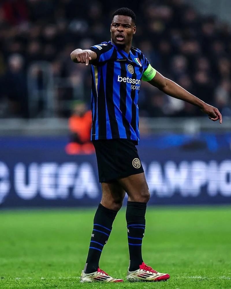 拓记：克林根争抢篮板后一瘸一拐走向替补席，赛前左小腿就有挫伤