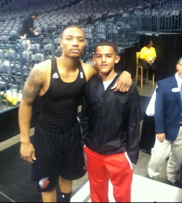 梅西跟前锋比进球、跟中场比助攻！还跟俱乐部比冠军！而且都赢！（梅西进球不输前锋、助攻压过中场，连冠军数也超过诸多俱乐部！）