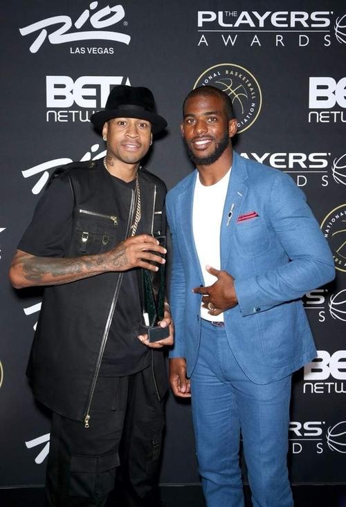 感谢恩师，出自崇明基地的海港球员将奖牌挂在徐根宝脖子上（海港球员将奖牌挂在徐根宝颈间，致谢崇明恩师）