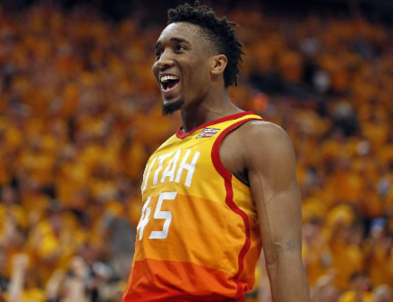 杨瀚森带女友赴美引发争议，好友崔永熙称其应专注篮球，网友支持其在球场表现。（杨瀚森携女友赴美惹热议，崔永熙建议专注篮球，网友力挺其场上表现）