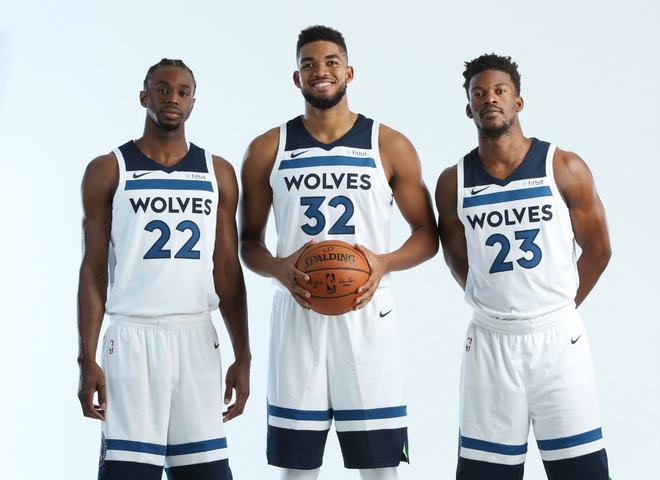 张家齐对陈芋汐的坚守满眼敬佩！她也挣扎过一段时间，挺心疼的（张家齐对陈芋汐的坚定守护令人敬佩，她也曾经历一段挣扎，叫人心疼）