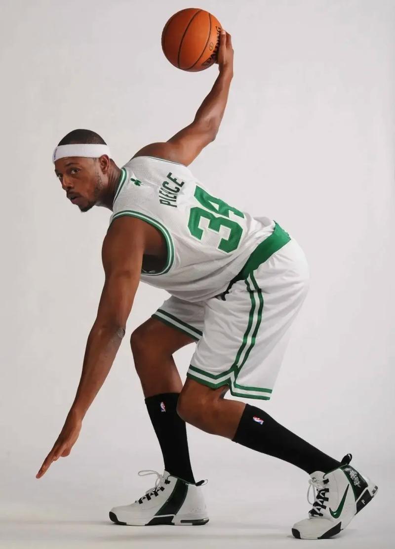 斯基拉：米兰要续约意U17国门隆戈尼，认为其是未来顶级球员（斯基拉：米兰计划与意U17门将隆戈尼续约，视其为未来顶级新星）